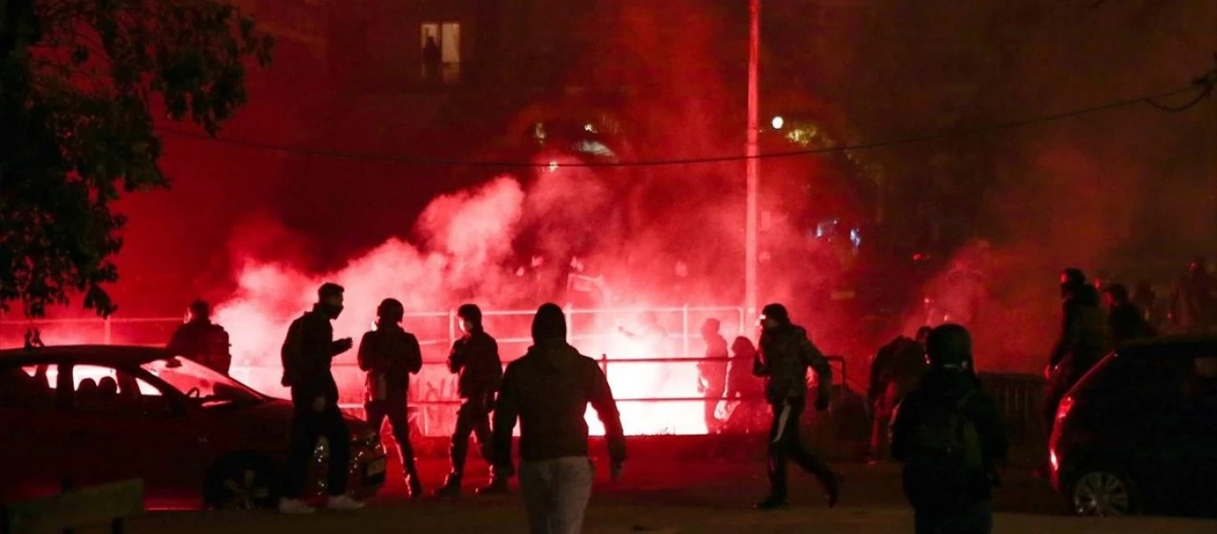 Συνομιλία των ανδρών της ΕΛ.ΑΣ κατά τη διάρκεια των επεισοδίων στη Νέα Σμύρνη